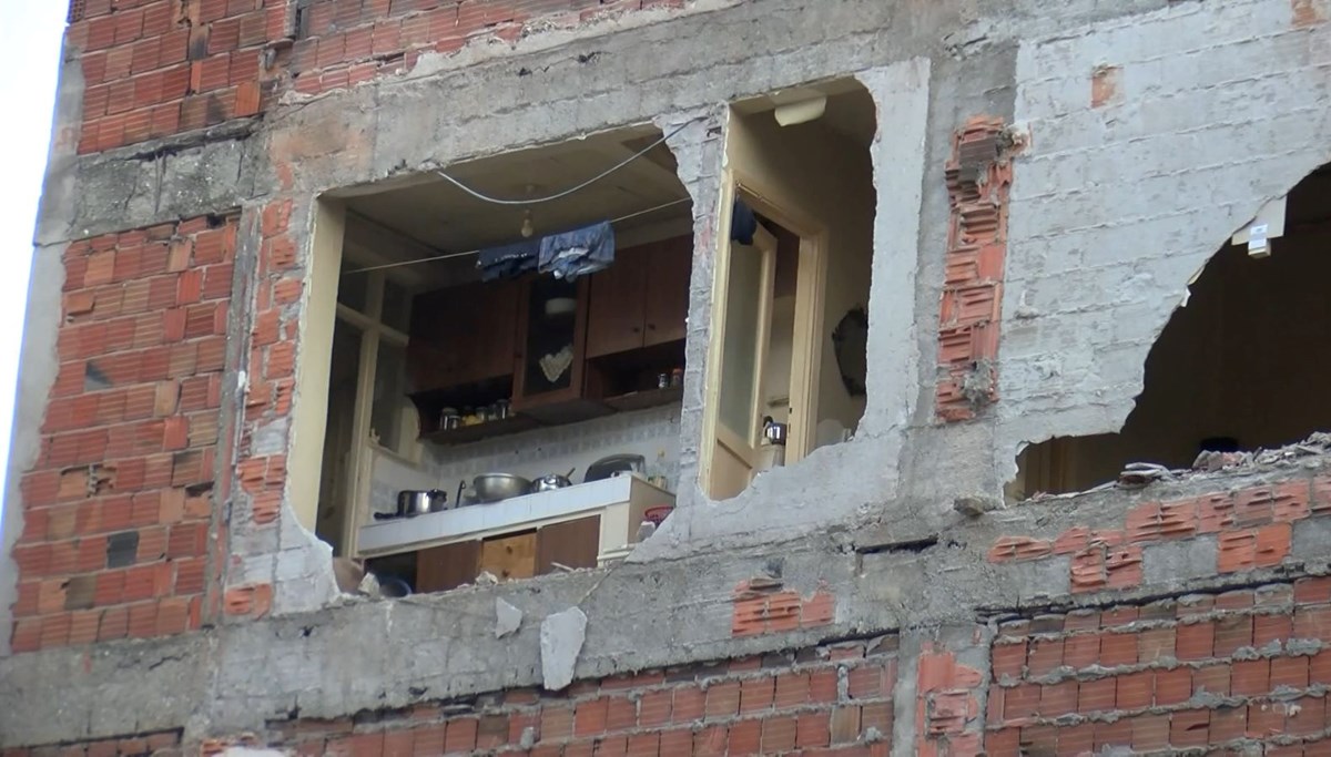 Zeytinburnu’nda bina yıkıldı, yan apartman duvarsız kaldı Zeytinburnu’nda bina yıkıldı, yan apartman duvarsız kaldı