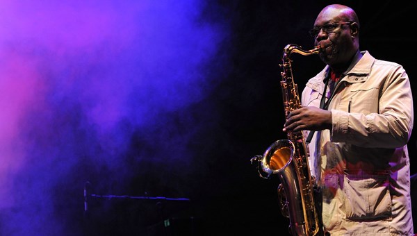 Emmanuel N'Djoke Dibango, corona virüs nedeniyle hayatını kaybetti