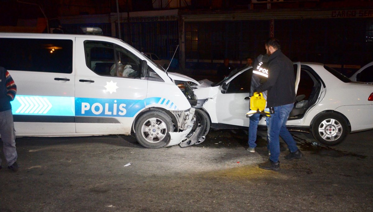 Kaçan otomobil polis aracına çarptı: 8 yaralı