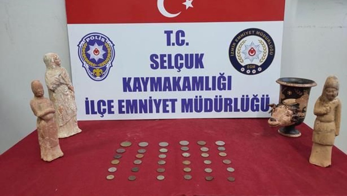 İzmir'de bir otomobilde tarihi eser ve sikkeler ele geçirildi İzmir'de bir otomobilde tarihi eser ve sikkeler ele geçirildi