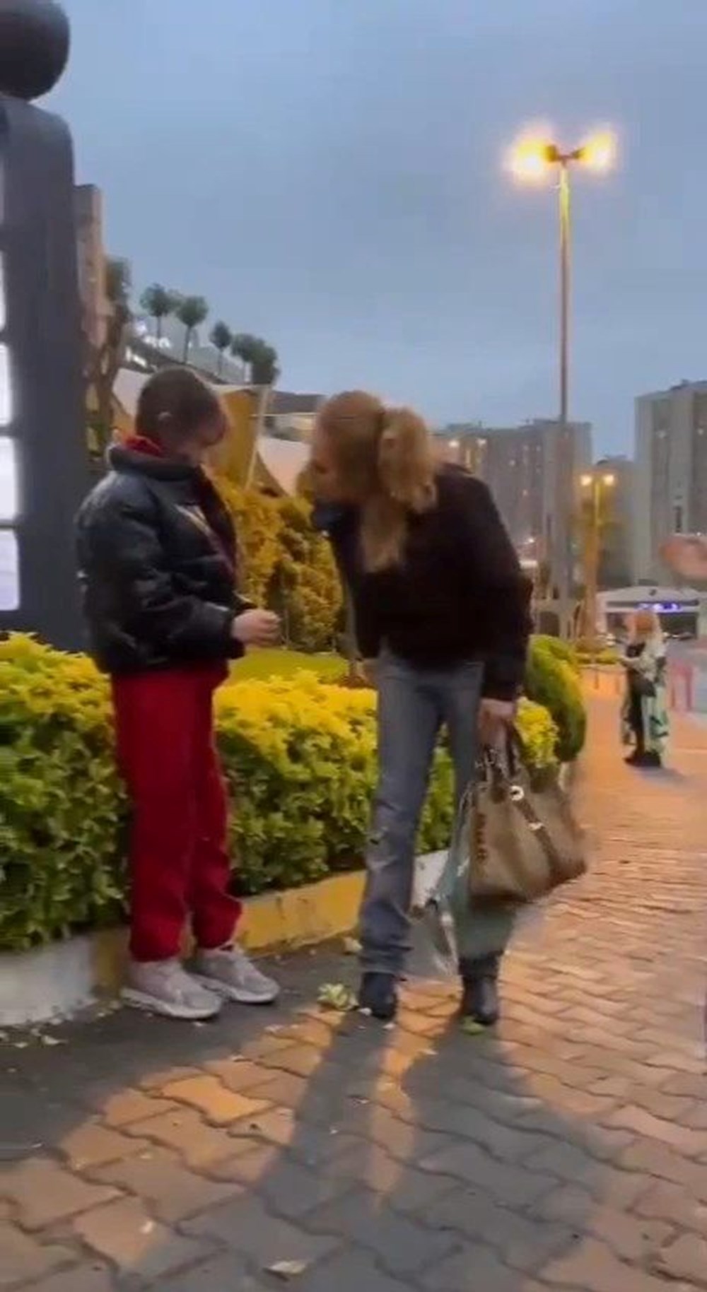 10 yaşındaki kızına şiddet uyguladı, tepki gösterenlere "Alın sizin olsun" dedi - 5
