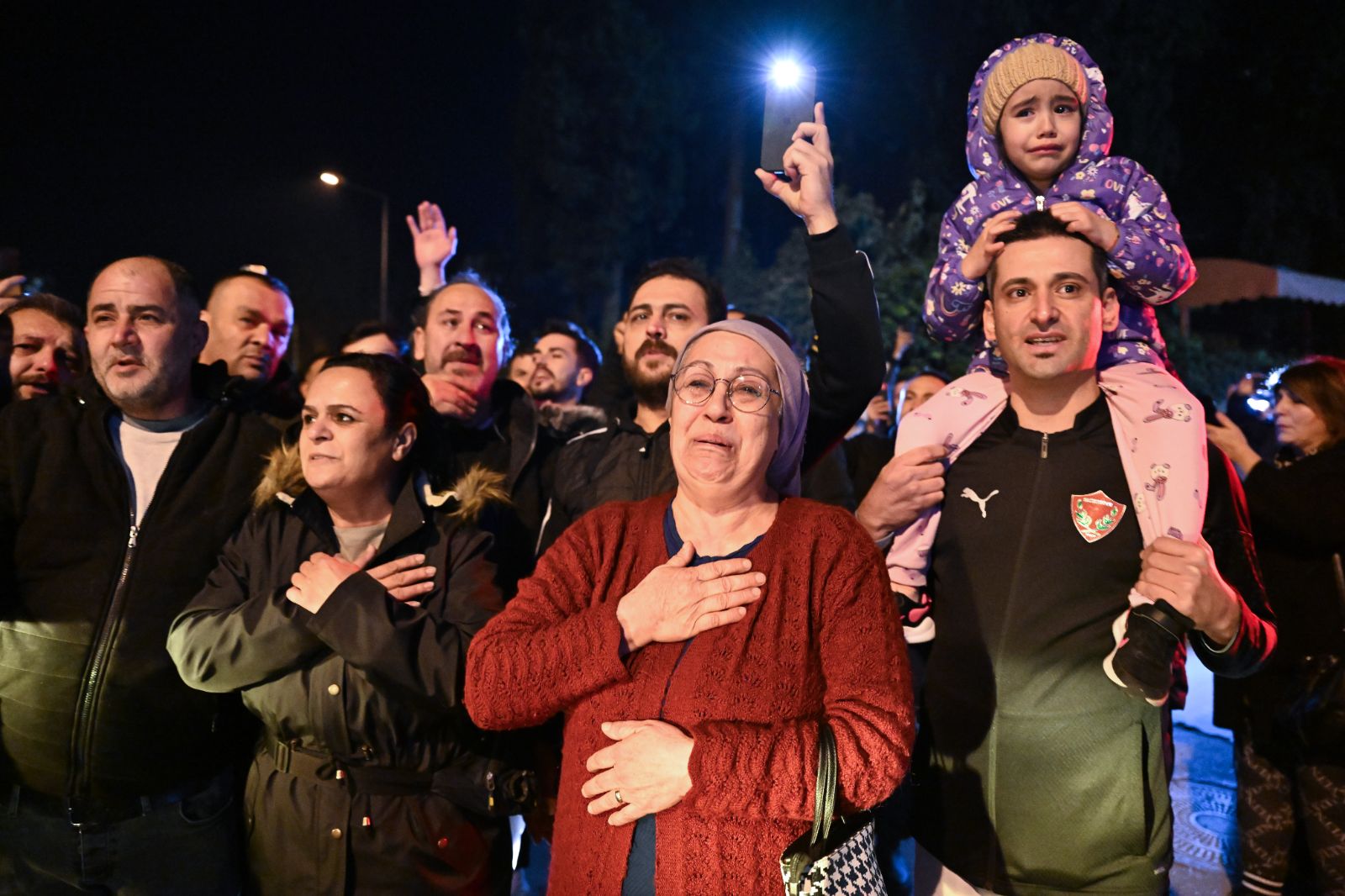 Ferdi Tayfur'un ölümü hayranlarını gözyaşlarına boğdu: Yatağımızdan kalkıp da geldik, pijamalarımızla geldik! - 6