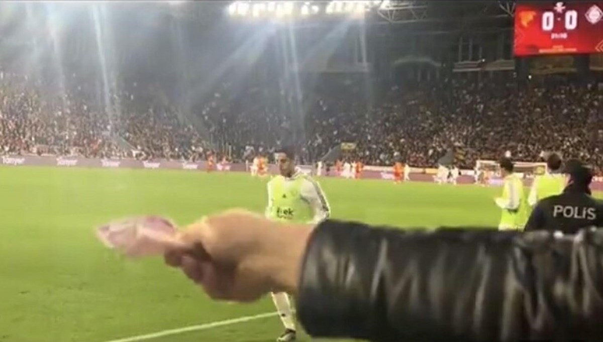 Derbide Altaylı oyunculara para gösteren Göztepeli taraftara ceza Derbide Altaylı oyunculara para gösteren Göztepeli taraftara ceza