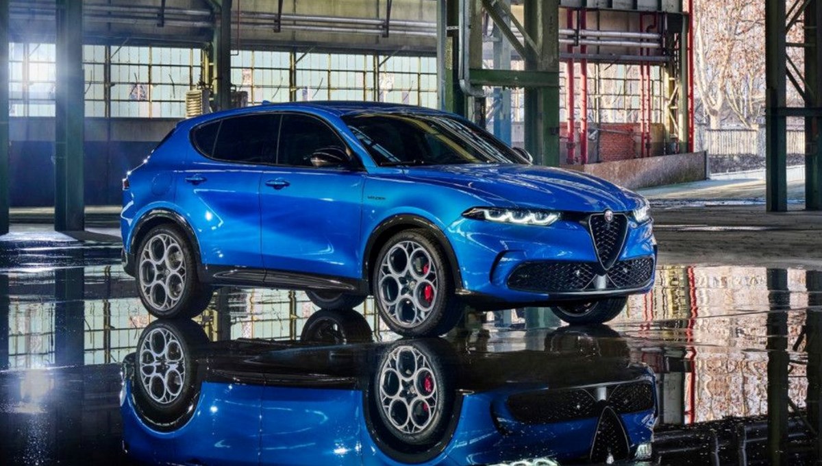 Alfa Romeo'da yeni dönem: İlk elektrik destekli model tanıtıldı Alfa Romeo'da yeni dönem: İlk elektrik destekli model tanıtıldı