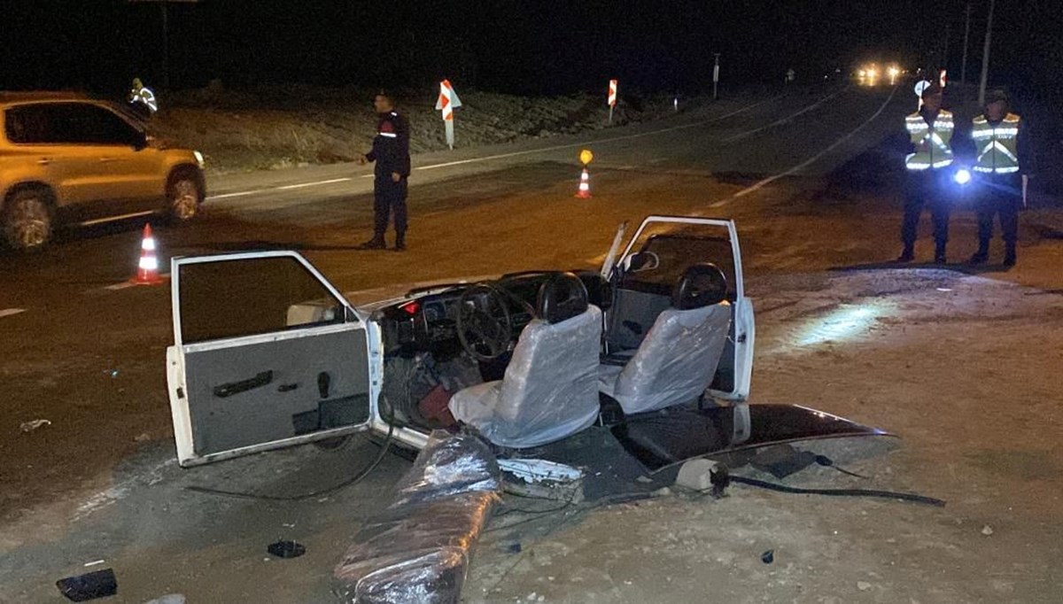 Arazi aracı ile çarpışan otomobil ikiye bölündü: 5 yaralı Arazi aracı ile çarpışan otomobil ikiye bölündü: 5 yaralı
