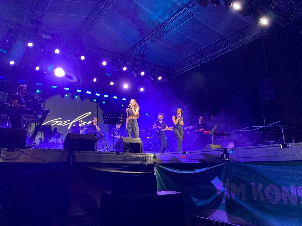 Ev hapsinde olan Gülşen'in yerine sahneye orkestra ve vokal grubu çıktı - 3