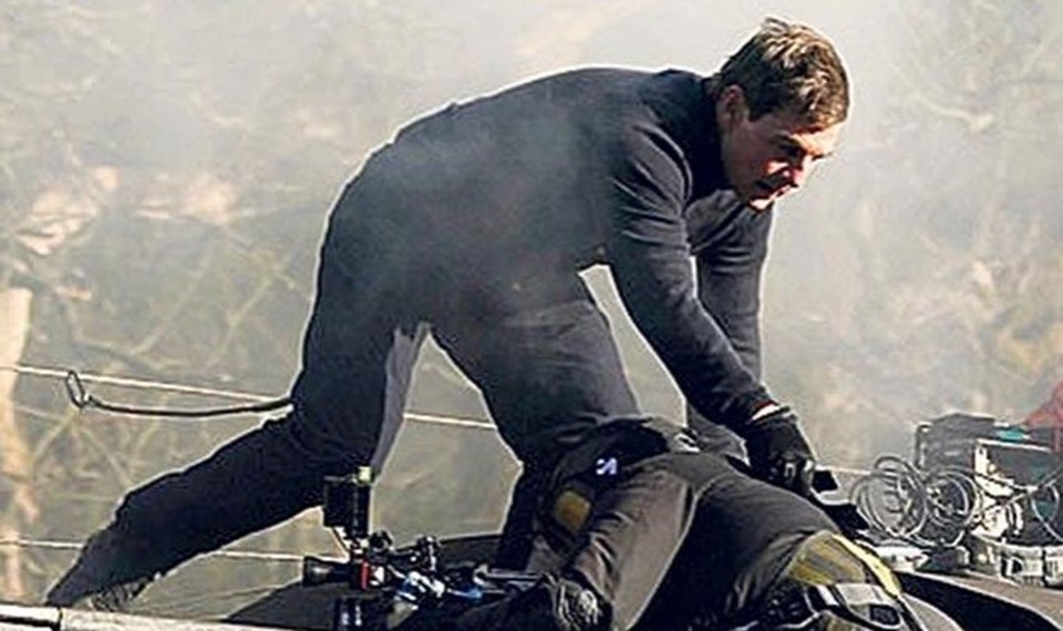 Tom Cruise Görevimiz Tehlike 7’nin çekimlerinde kameramanı ipten aldı - 1
