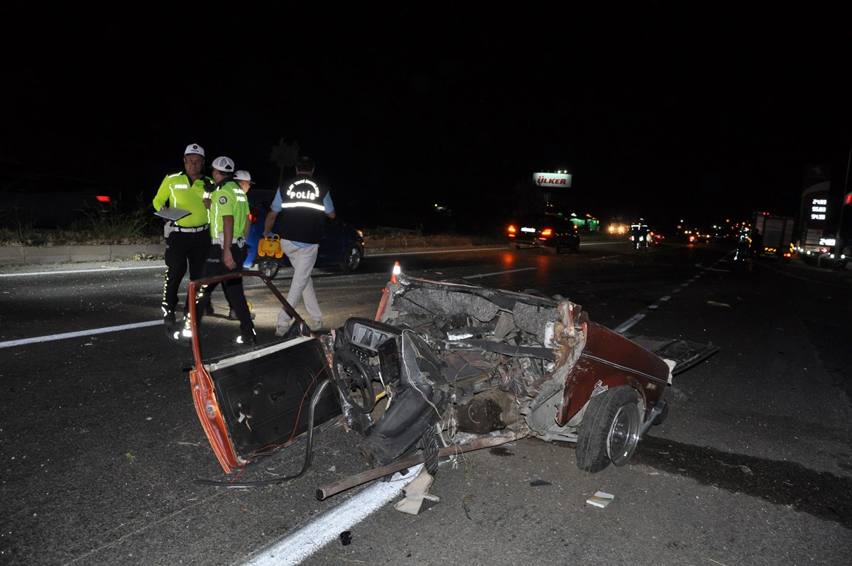 Can pazarının yaşandığı kaza sırasında otomobil ikiye bölündü, araçta bulunanlar yola savruldu.