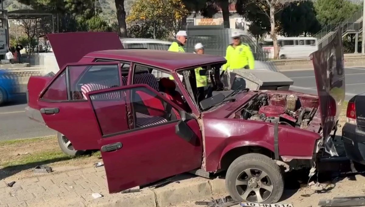 Otomobil durağa girdi: 3 yaralı Otomobil durağa girdi: 3 yaralı