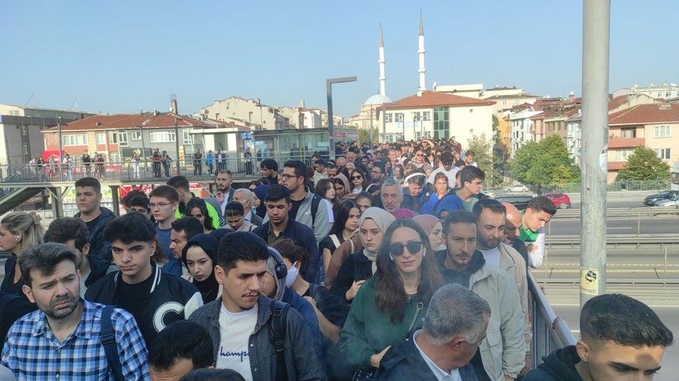 İstanbul'da metrobüs duraklarında yoğunluk - 2