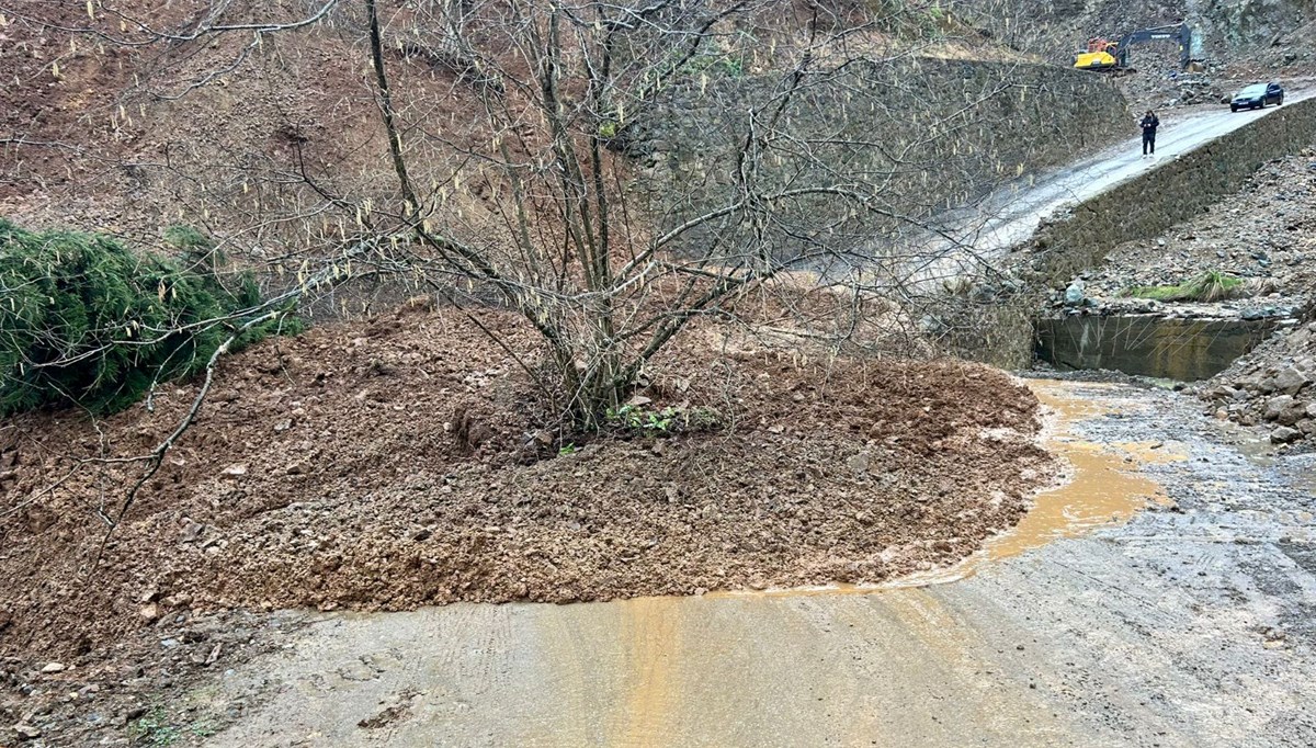 Trabzon'da heyelan: Yol kapandı