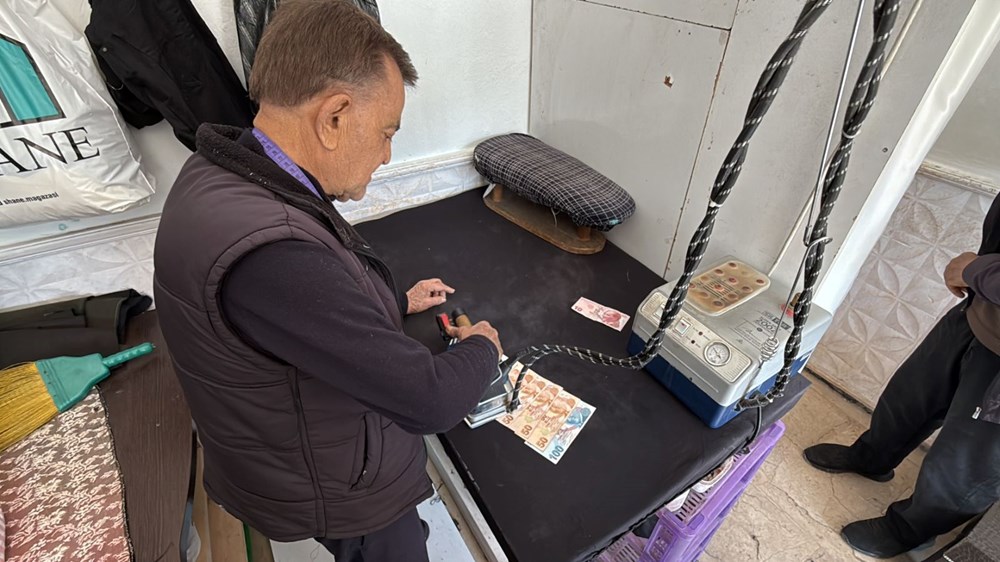 47 Yıllık Terzi Ahmet'in Sıradışı Alışkanlığı: Parayı Ütülemek! 73