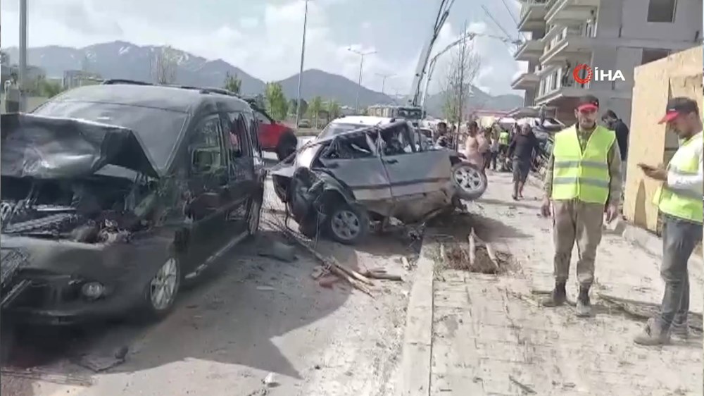 Beton mikseri dehşeti: Onlarca aracı önüne kattı, yol savaş alanına döndü - 2