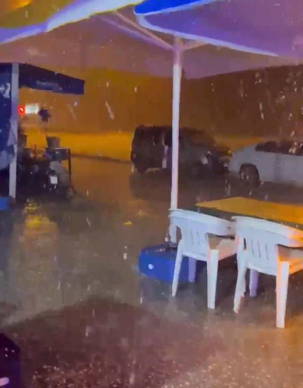 Ege Beyaza Boyandı: Fırtına Ağaçları Devirdi, Caddeleri Buz Pistine Çevirdi 75 QhwjirC0PEWPCTrmwXaplw