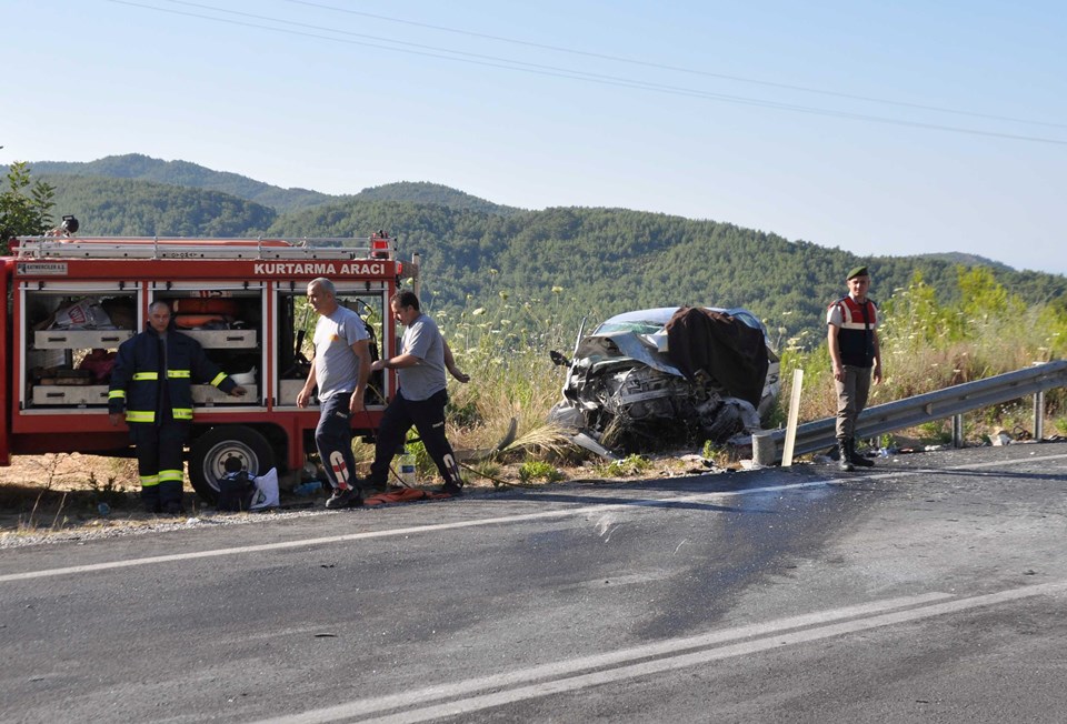 Antalya'da ciple otomobil çarpıştı: 2 ölü, 6 yaralı - 1