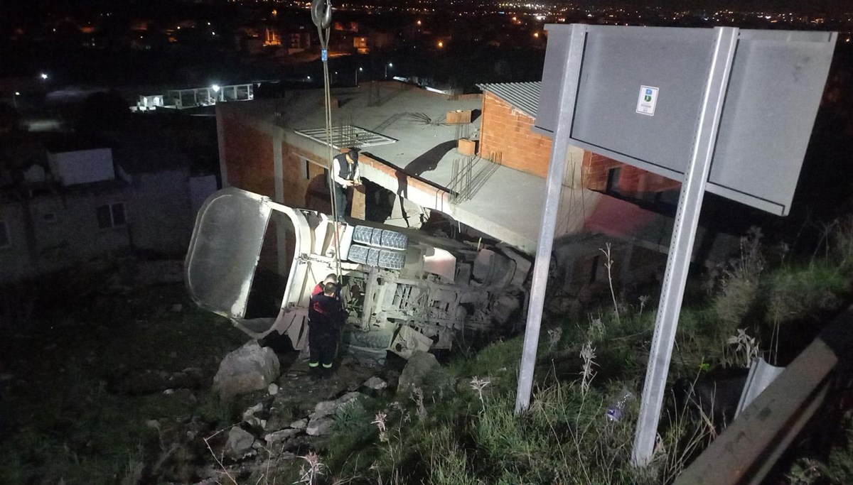 Balıkesir'de feci kaza | Freni boşalan kamyon eve girdi: 2 ölü Balıkesir'de feci kaza | Freni boşalan kamyon eve girdi: 2 ölü