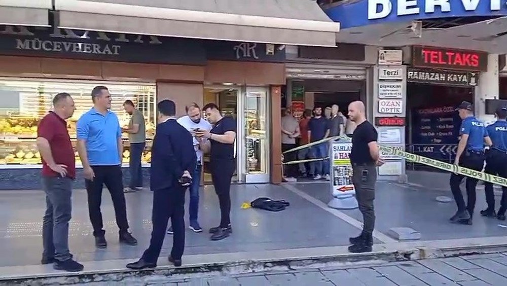 İstanbul'un göbeğinde silahlı soygun girişimi: Silahlar patladı - 3