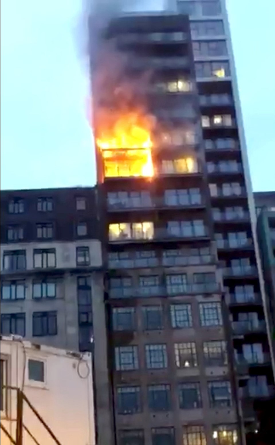 İngiltere’de 12 katlı binada yangın - 1