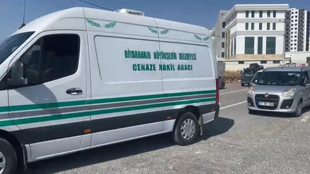 Narin'e gözyaşları içinde acı veda: Küçük Narin köyünde defnedildi - 1