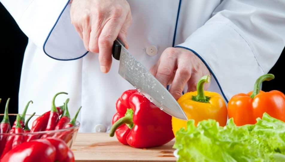 Нож режет овощи. Резать овощи. Повар нарезает овощи. Нарезка овощей поваром.