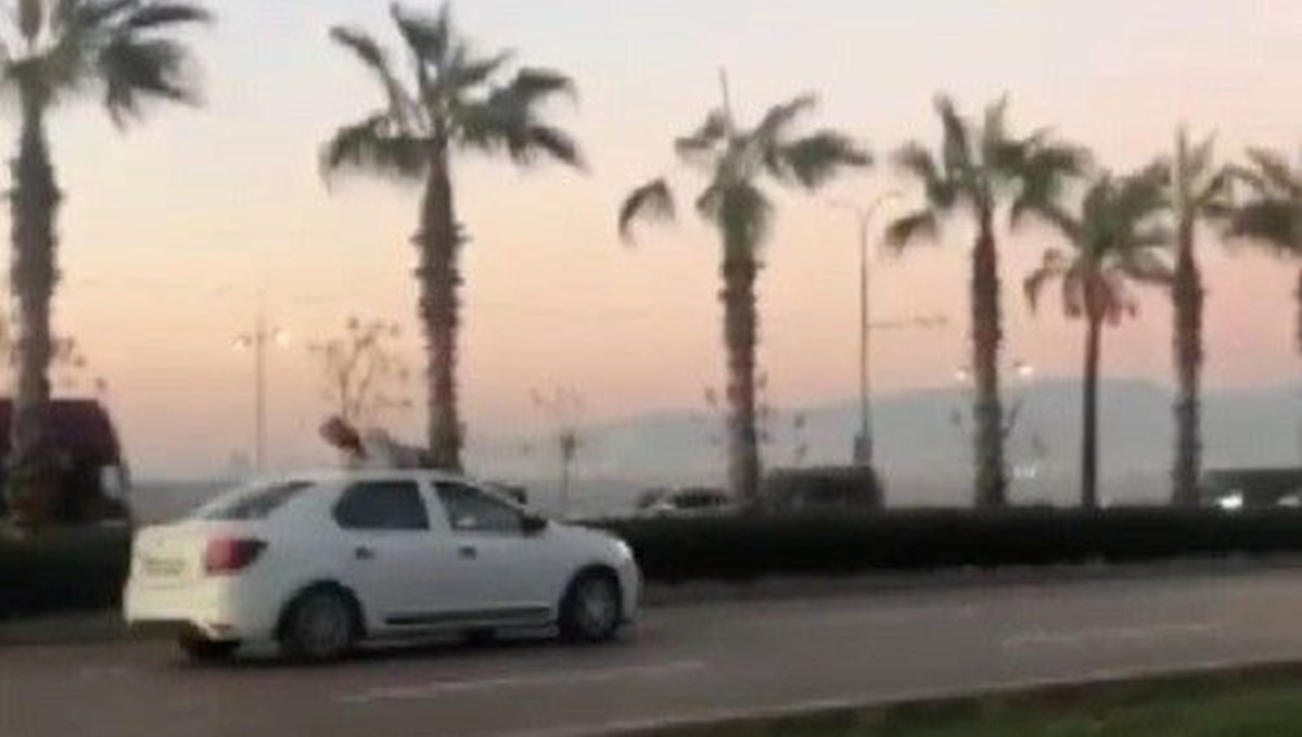 İzmir'de kavga ettiği kişinin aracına seyir halindeyken atladı