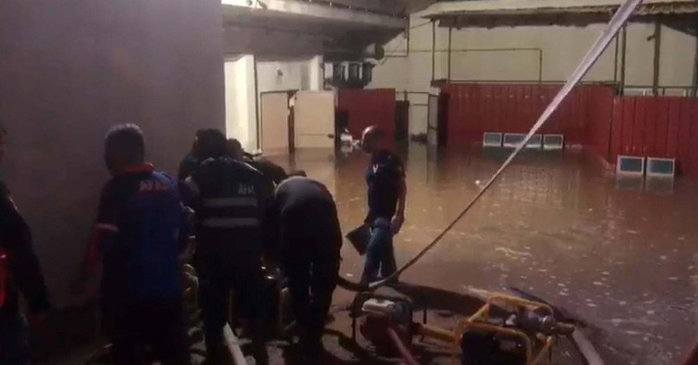 Sağanak yağış birçok ilde hayatı felç etti: Cadde ve sokaklar göle döndü, hastaneyi su bastı - 8
