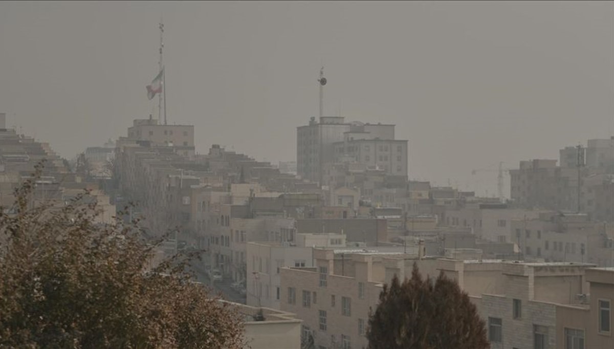 İran'da hava kirliliği nedeniyle birçok kentte eğitime ara verildi