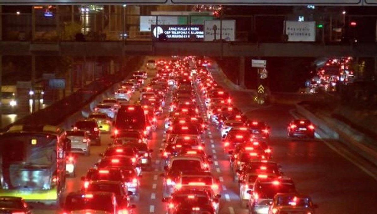 Cumhuriyet'in 100. yıl kutlamaları sonrası trafik oluştu Cumhuriyet'in 100. yıl kutlamaları sonrası trafik oluştu