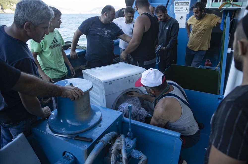 Kerja keras reporter yang menghabiskan 5 hari bersama para nelayan di Laut Hitam - 16