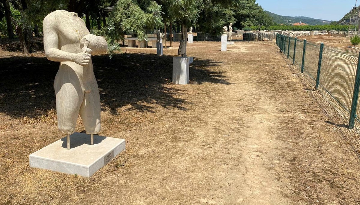 Klaros'tan kült heykellere ait 35 parça çıkarıldı