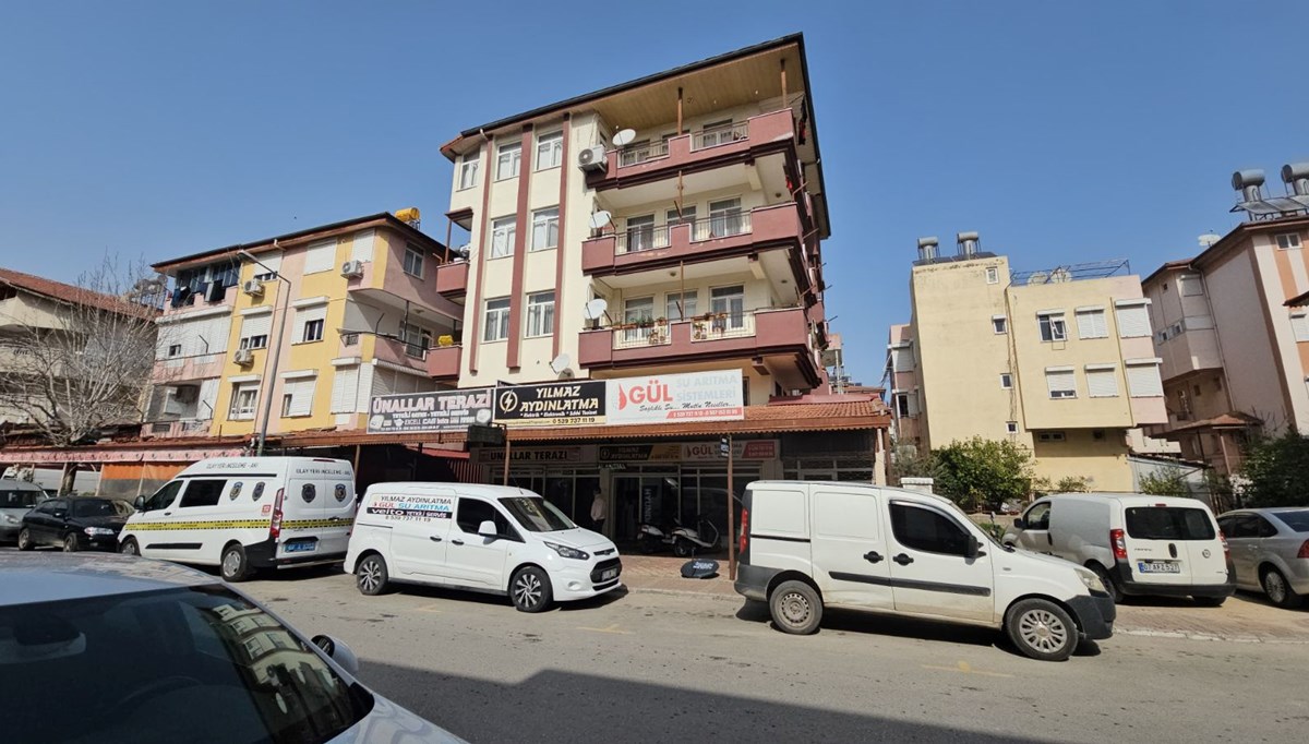 Üçüncü kattan düşen adam hayatını kaybetti Üçüncü kattan düşen adam hayatını kaybetti