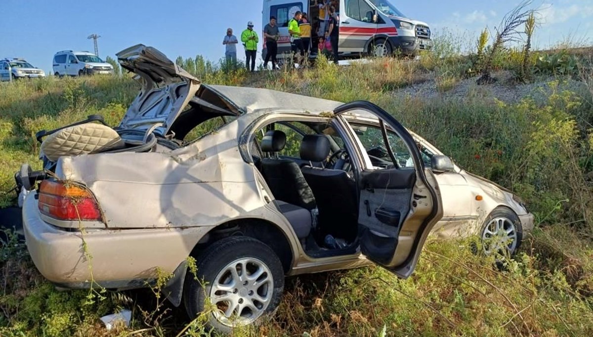 Çorum’da kontrolden çıkan otomobil tarlaya uçtu: 3’ü çocuk 7 yaralı