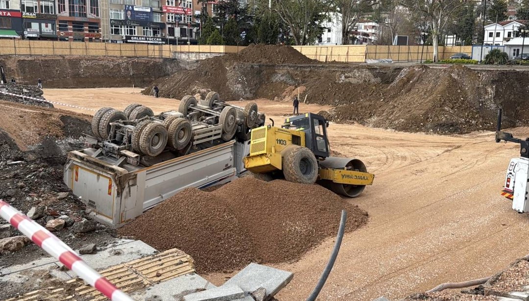 Çamura saplandı, kamyonu ile 10 metre yüksekten düştü