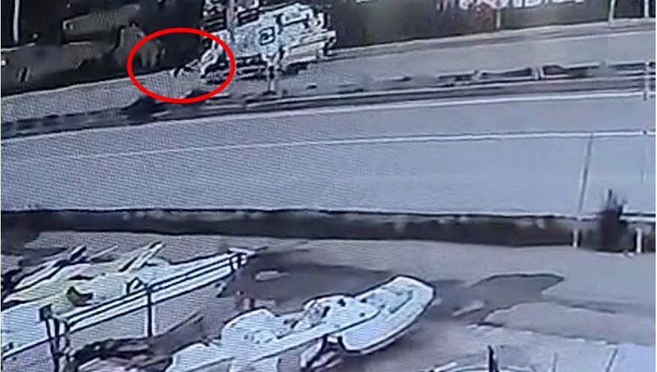 Havlayan köpekten kaçan gence çöp kamyonu çarptı