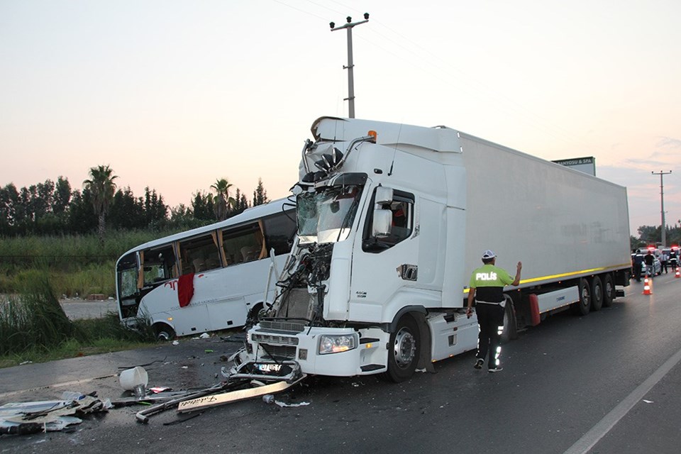 Rus turistleri taşıyan midibüs ile TIR çarptı: 15 yaralı - 1