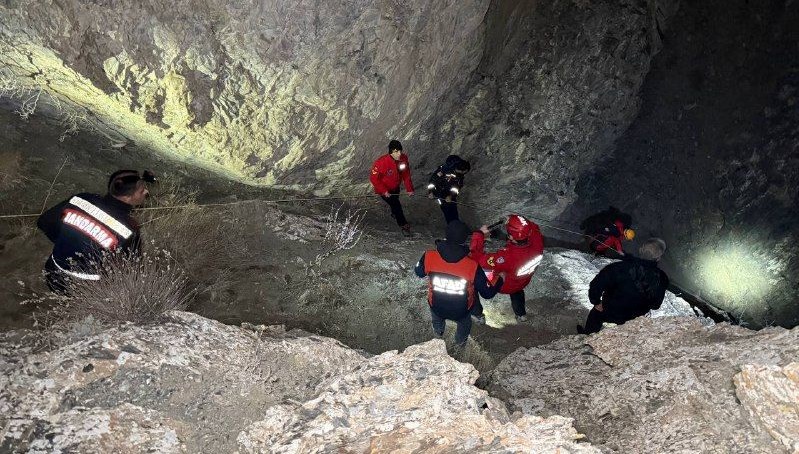 Arı kovanlarına giderken uçurumdan düşüp öldü