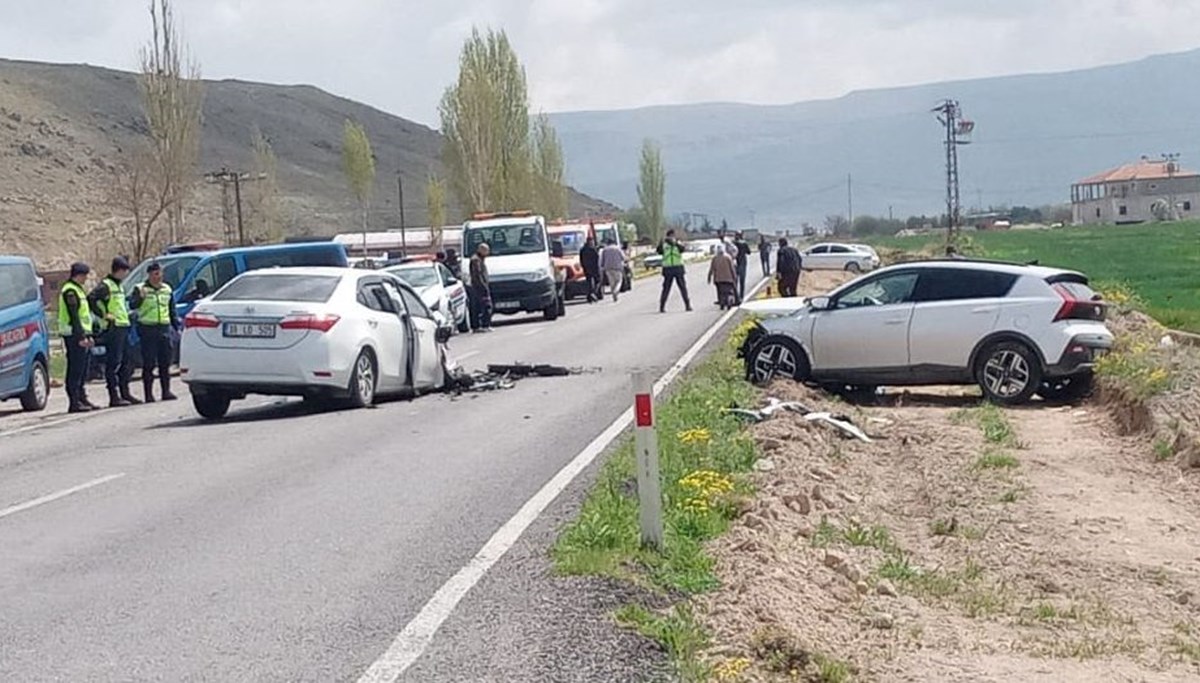 Kayseri'de 2 otomobil kafa kafaya çarpıştı: 6 yaralı