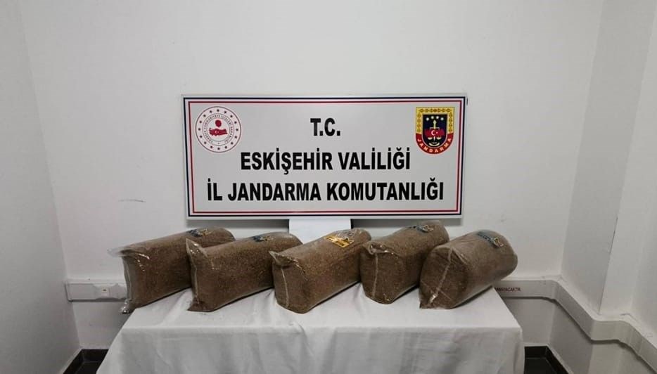 Araçta 25 kilogram kaçak tütünle yakalandı