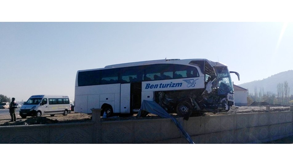 Afyon'da yolcu otobüsü TIR'a çarptı: 1 ölü, 22 yaralı