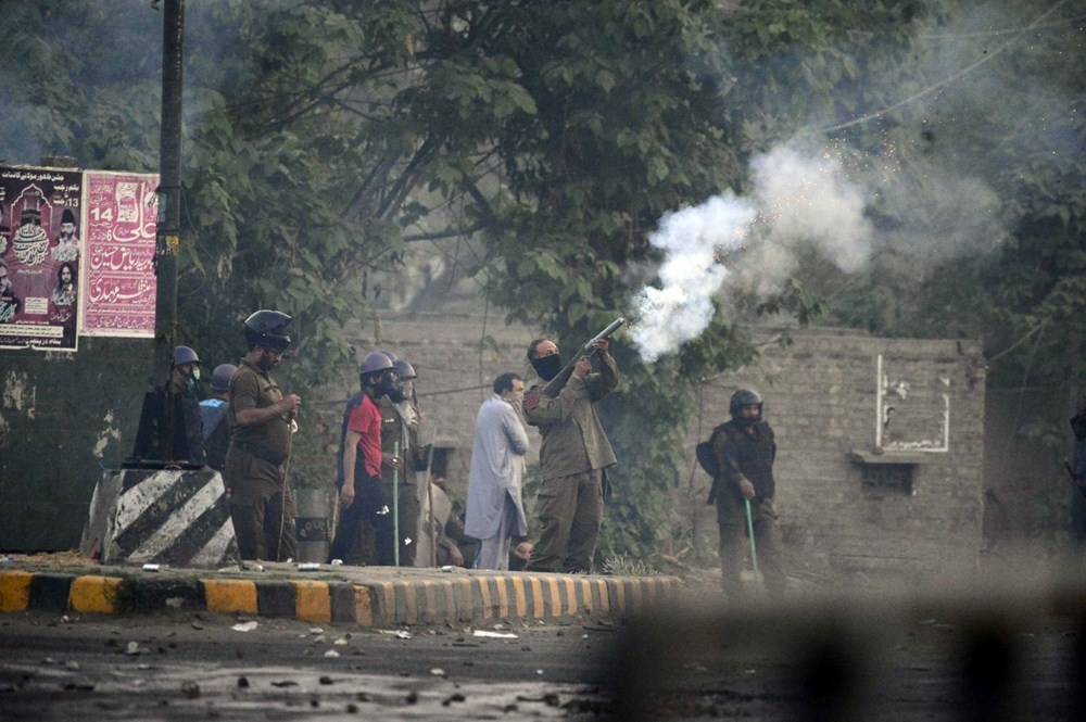 Pakistan'da çatışmalar sürüyor: İmran Han destekçileri polise engel oldu - 4