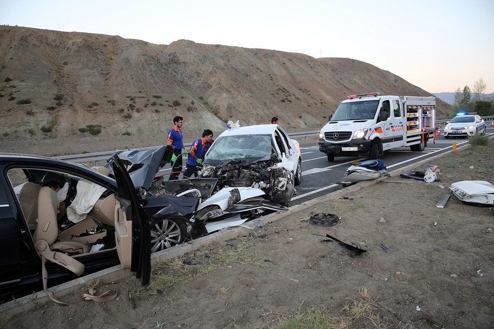 Erzincan'da trafik kazası: 3'ü çocuk 7 ölü - 1
