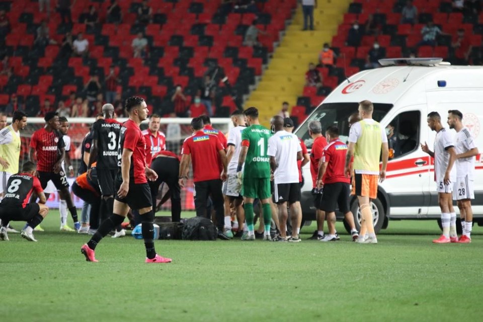 Beşiktaş'ta Fabrice N'Sakala fenalaşarak yere yığıldı - 1