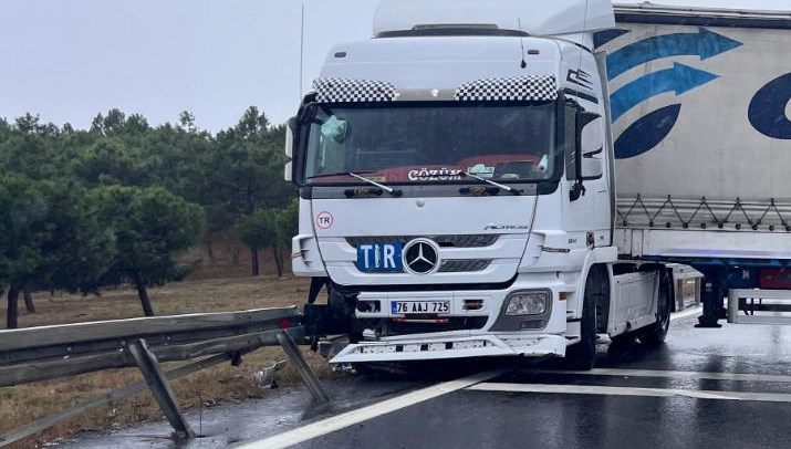 Büyükçekmece E-5'te yağmur nedeniyle kayan TIR, yolu trafiğe kapattı