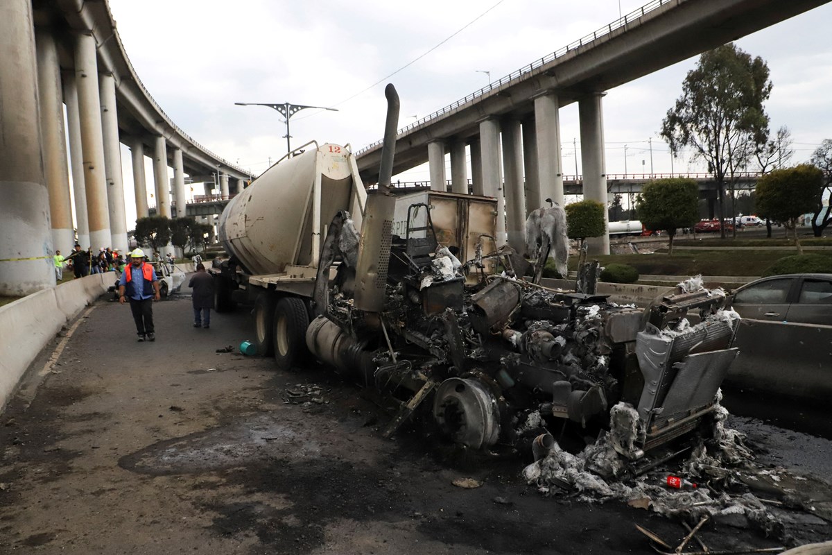 Petrol gazı taşıyan tanker uzun uğraşlar sonucu zorlukla söndürüldü.