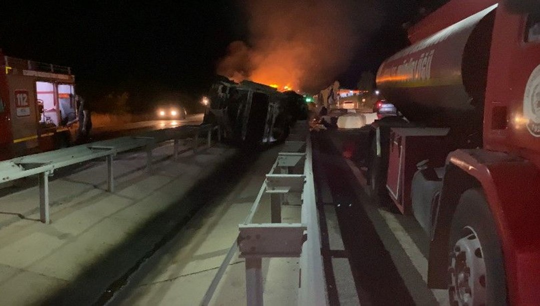 Devrilen pamuk yüklü TIR alev alev yandı