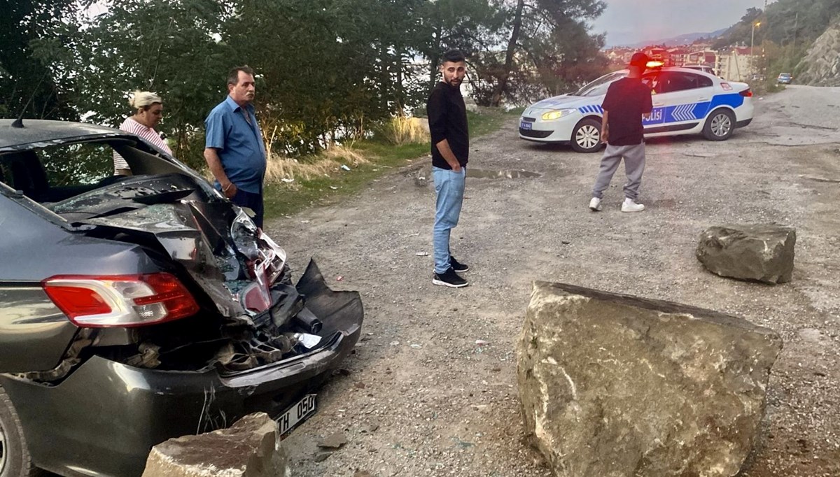 Sinop’ta yamaçtan kopan kaya otomobilin üzerine düştü