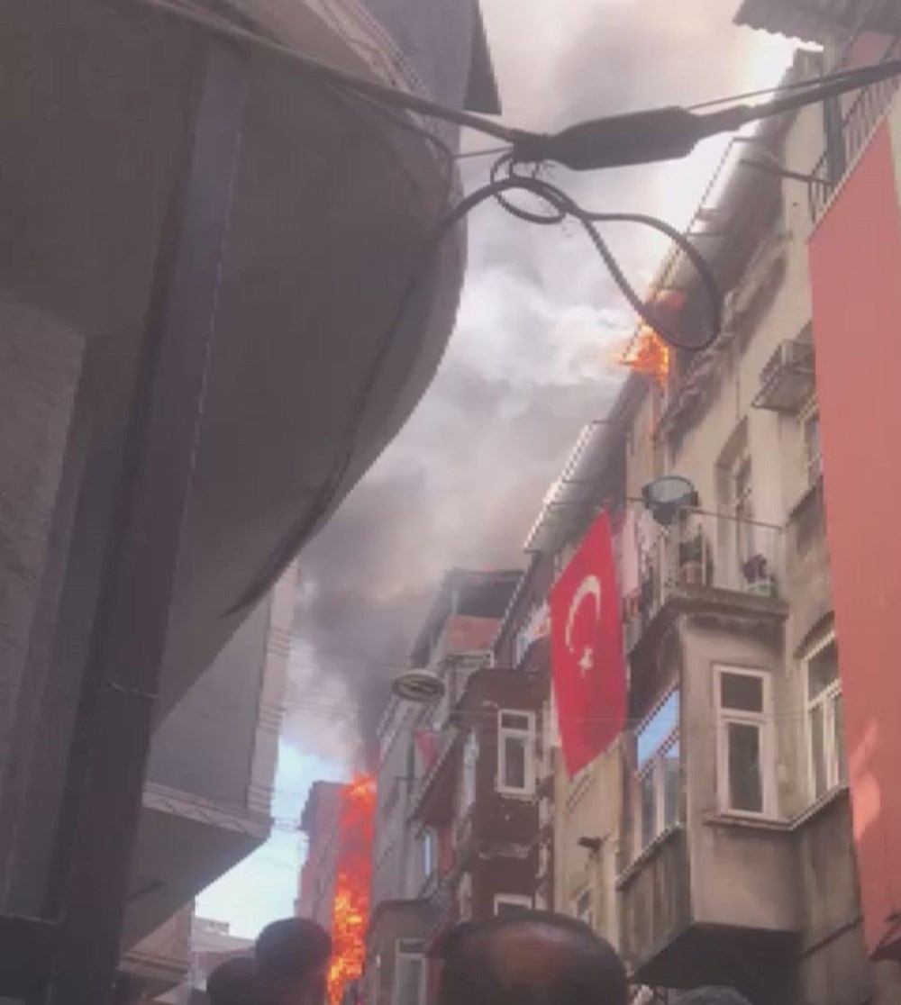 Beyoğlu'nda bitişik iki binada yangın - 1