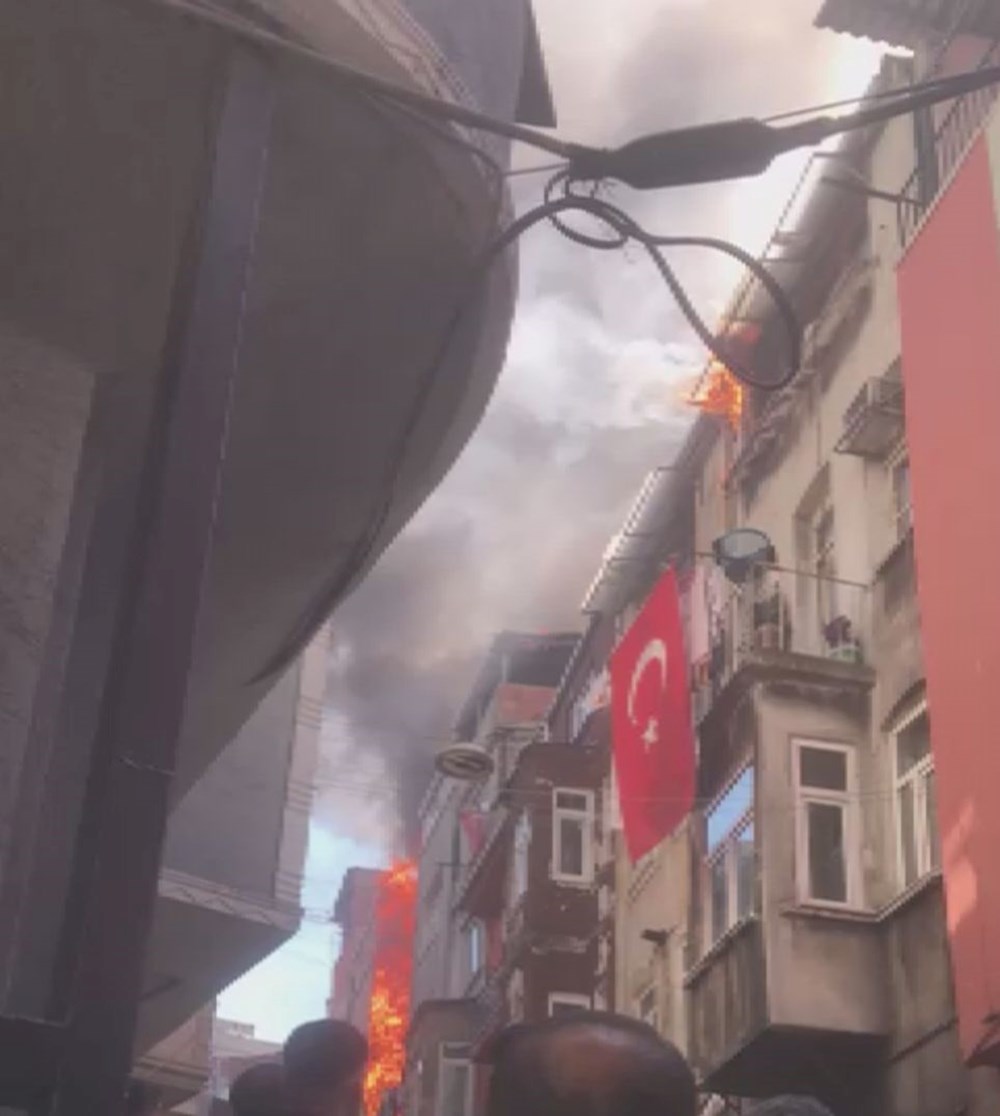 Beyoğlu'nda bitişik iki binada yangın - Son Dakika Türkiye Haberleri | NTV  Haber