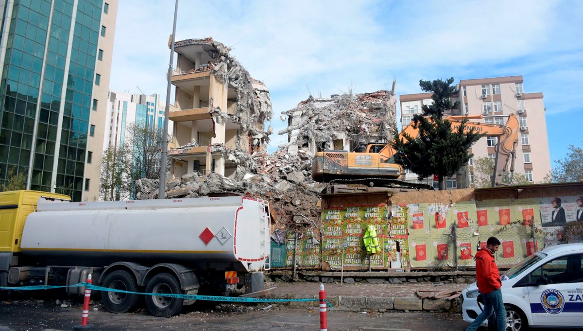 İstanbul'da 11 katlı binanın yıkımında yola moloz düştü: 3 araç hasar gördü İstanbul'da 11 katlı binanın yıkımında yola moloz düştü: 3 araç hasar gördü
