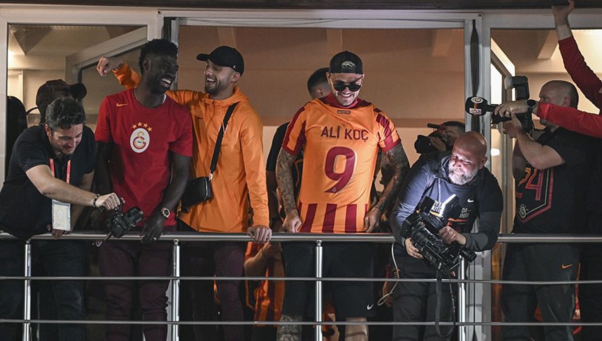 Florya'da şampiyonluk kutlaması: Icardi Ali Koç forması giydi Florya'da şampiyonluk kutlaması: Icardi Ali Koç forması giydi